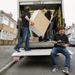 removals-business-a-removals-company-two-men-lifti-SAGTQ2H-min